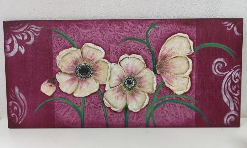 Set de pinturas y lienzos utilizados en el taller de pintura en MDF y cerámica